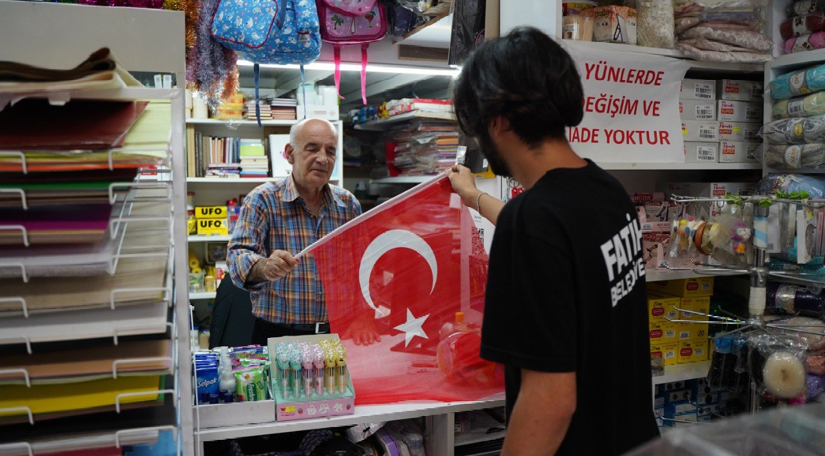 Halkla İlişkiler Ofisi, Fatihli Vatandaşlara Türk Bayrağı Hediye Ediyor