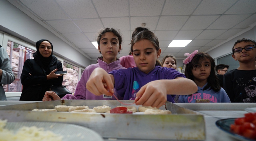 Fatihli Çocuklar Pizza Yapımı Etkinliğinde Mutfak Becerilerini Geliştirdi