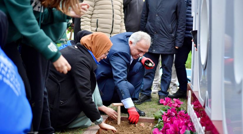 Başkan Turan ın Katılımıyla Karasurları Millet Bahçesi nde Lale Soğanları Ekildi