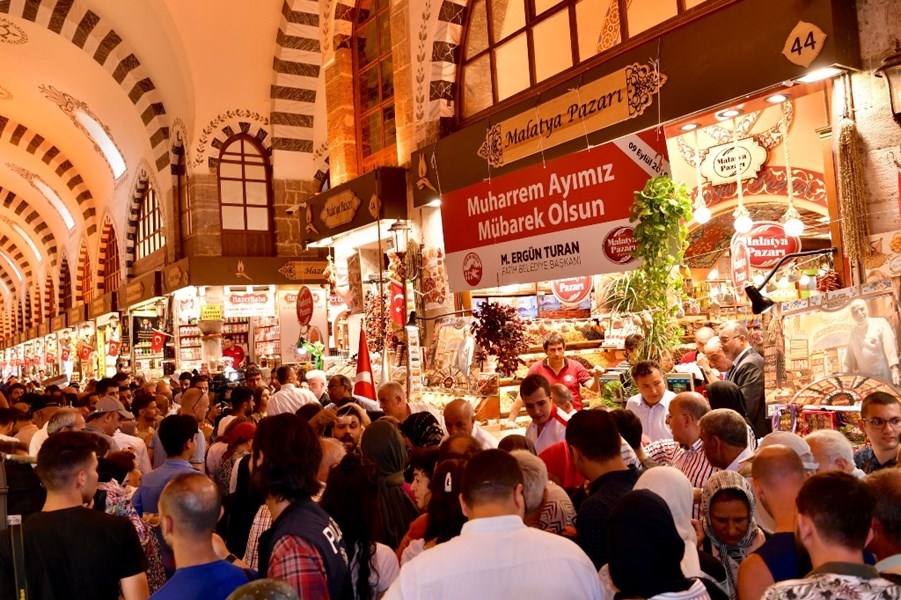 Tarihi Mısır Çarşısı nda 1 Saatte 20 Bin Kişiye Aşure İkram Edildi Tarihi Mısır Çarşısı nda 1 Saatte 20 Bin Kişiye Aşure İkram Edildi