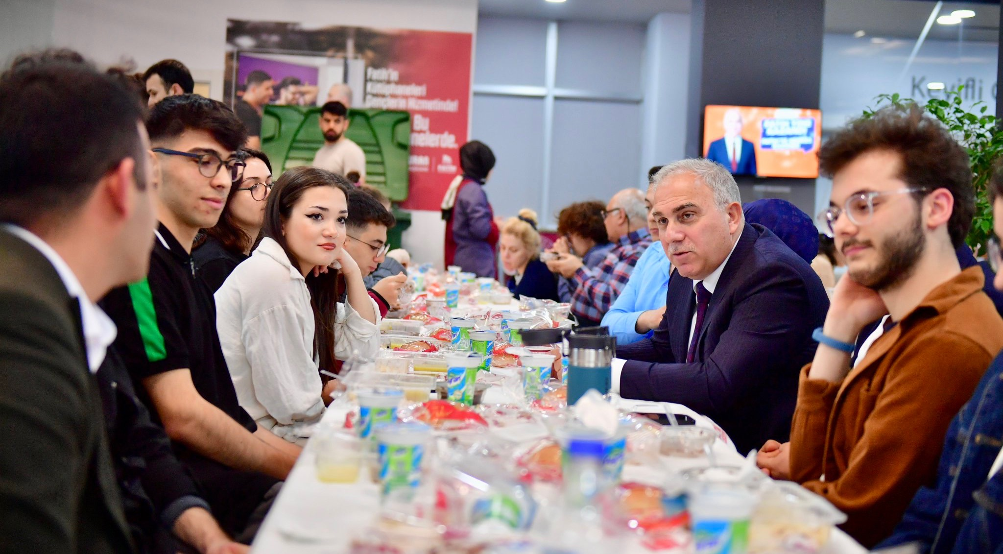 Başkan Turan, Fatih Merkez Kütüphanesi ndeki Öğrencilerin Ramazan Bayramı nı Tebrik Etti