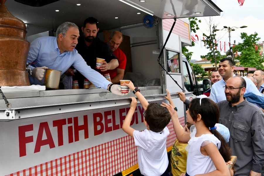 Fatih Camisi nde Bayram Sabahı Coşkusu Fatih Camisi nde Bayram Sabahı Coşkusu