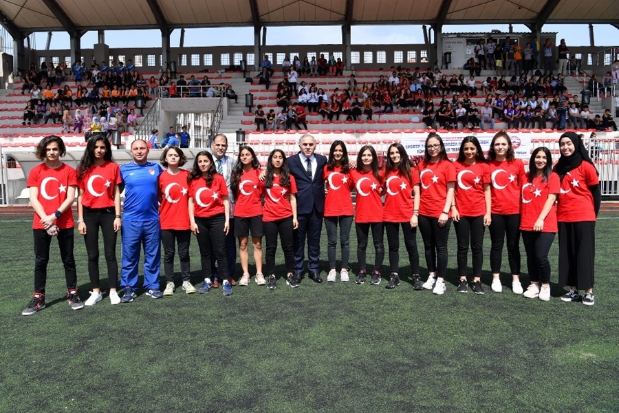 Fatihli Sporcu Gençlere Kupa ve Madalyaları Verildi Fatihli Sporcu Gençlere Kupa ve Madalyaları Verildi