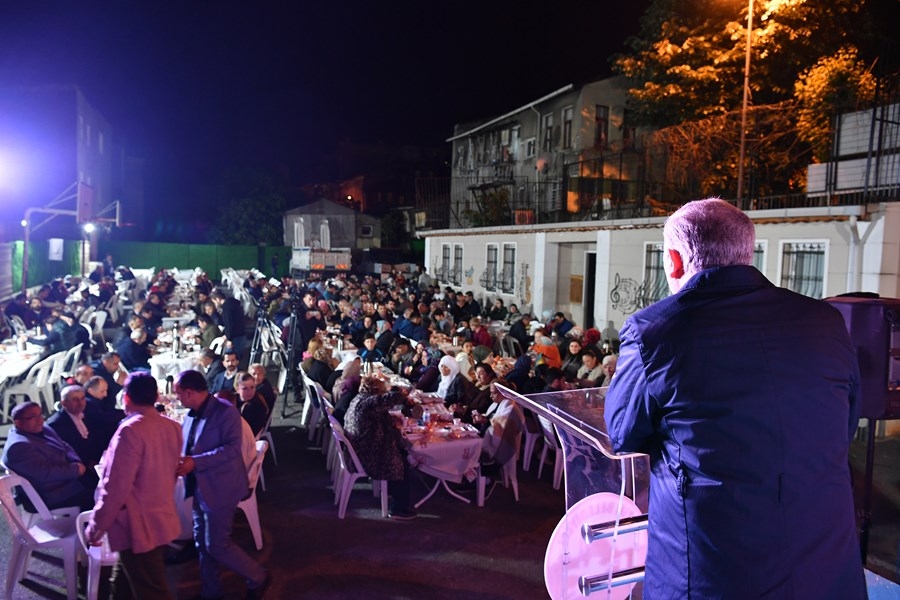 Fatih te Sokak Sahuru Geleneği Sürüyor Fatih te Sokak Sahuru Geleneği Sürüyor