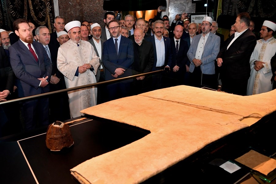 Hırka-i Şerif Ziyarete Açıldı Hırka-i Şerif Ziyarete Açıldı