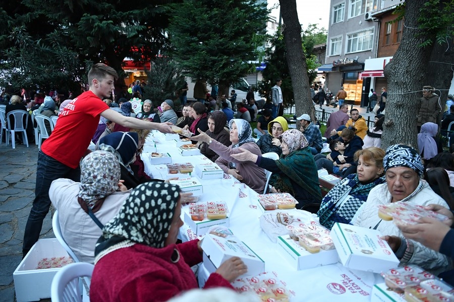 İftar Sofrası Büyük Saray Meydanı nda Kuruldu... İftar Sofrası Büyük Saray Meydanı nda Kuruldu...