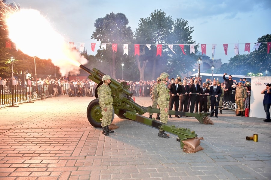 Geleneksel Ramazan Topu Sultanahmet ten Atıldı Geleneksel Ramazan Topu Sultanahmet ten Atıldı
