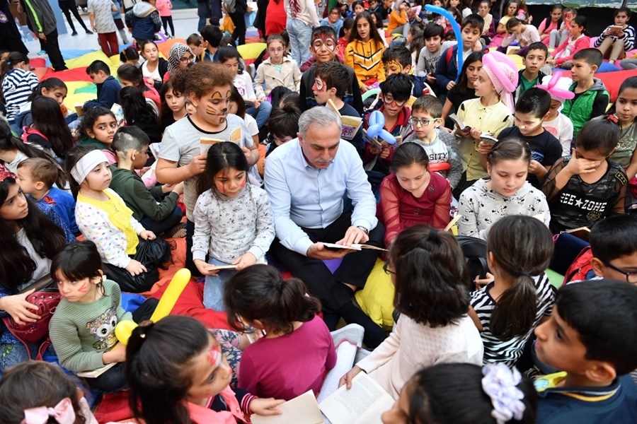 Çocuklar Hem Kitap Okudu Hem Eğlendi Çocuklar Hem Kitap Okudu Hem Eğlendi